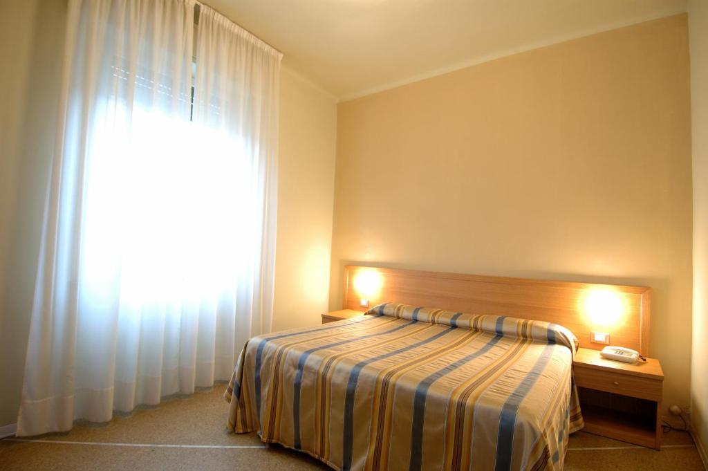 Hotel Moderno Pisa Zimmer foto