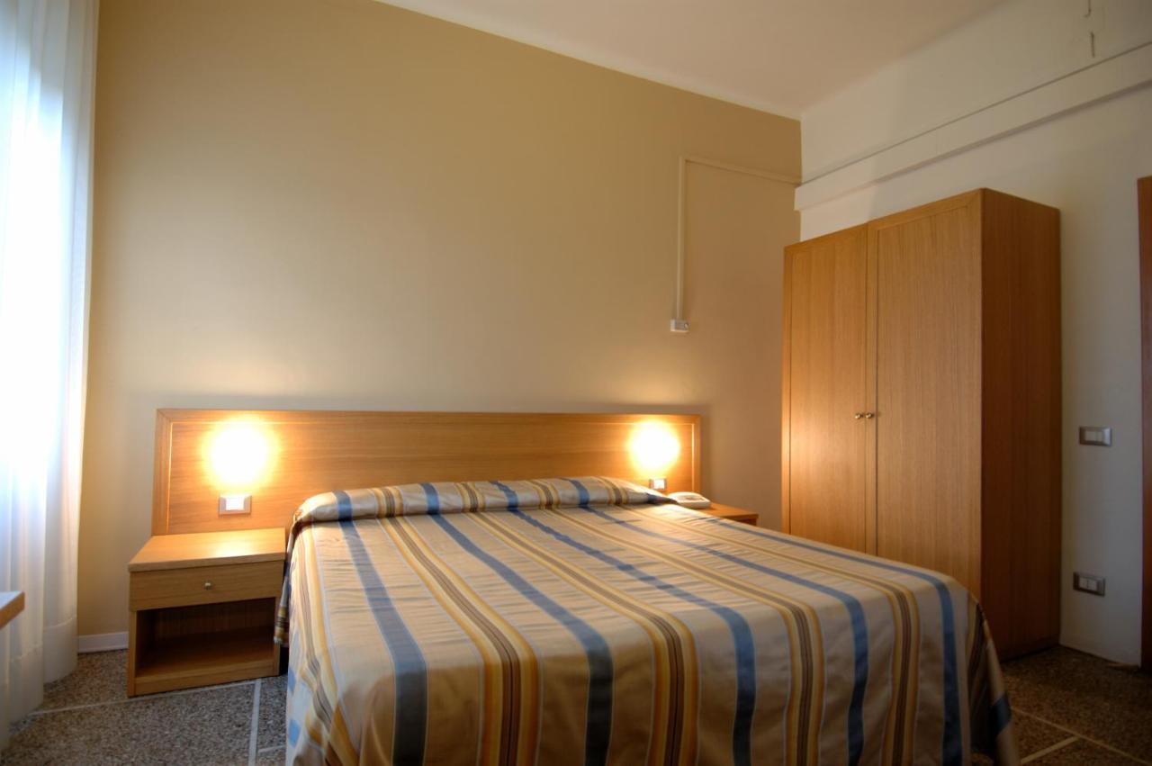 Hotel Moderno Pisa Zimmer foto